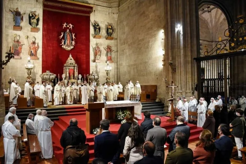 Foto 2 - Carlos L&oacute;pez se despide como obispo de Salamanca en una emotiva ceremonia