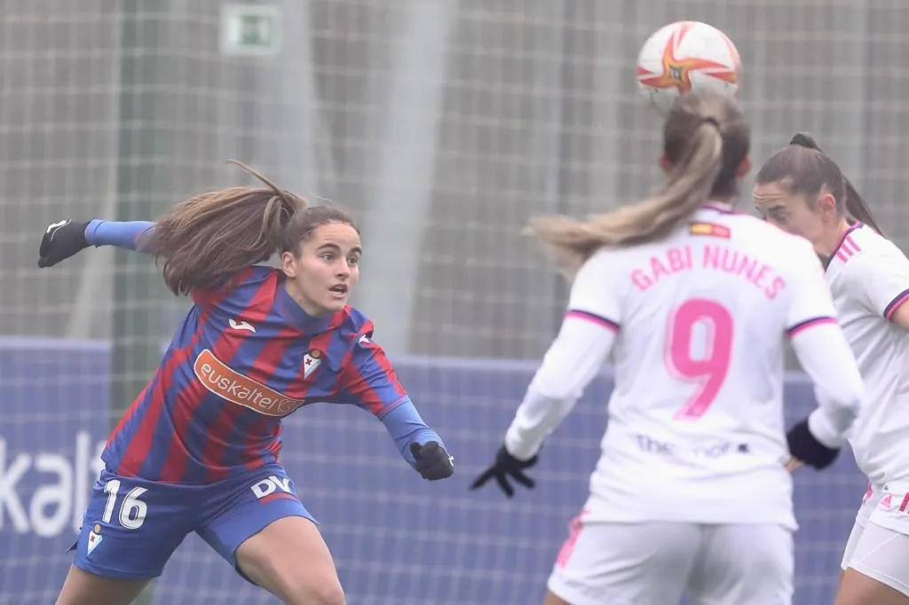 Foto 3 - Carmen &Aacute;lvarez marca su 1&ordm; gol con el Eibar para abrir la remontada de las suyas ante el Madrid CFF