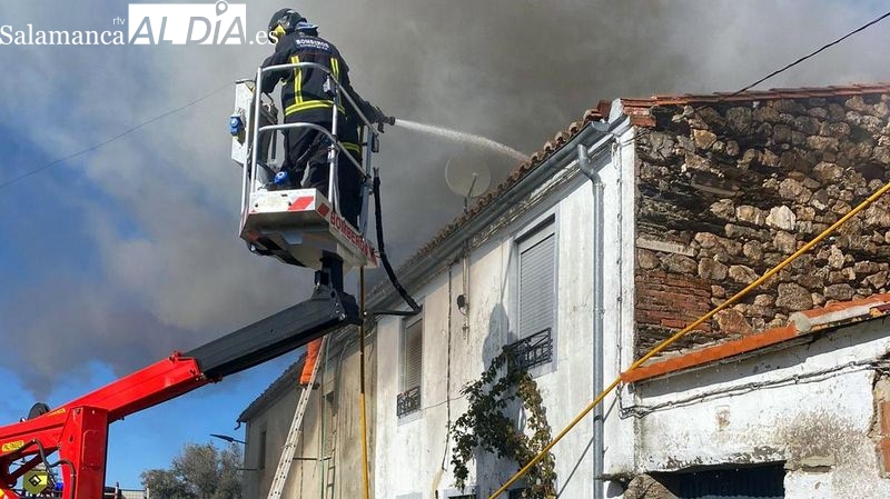 Un equipo de bomberos de Lumbrales en su intervención en el incendio de una vivienda en La Fregeneda