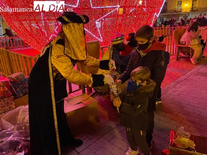 Los Reyes Magos protagonizaban la tradicional recepción real en la Plaza de la Constitución 