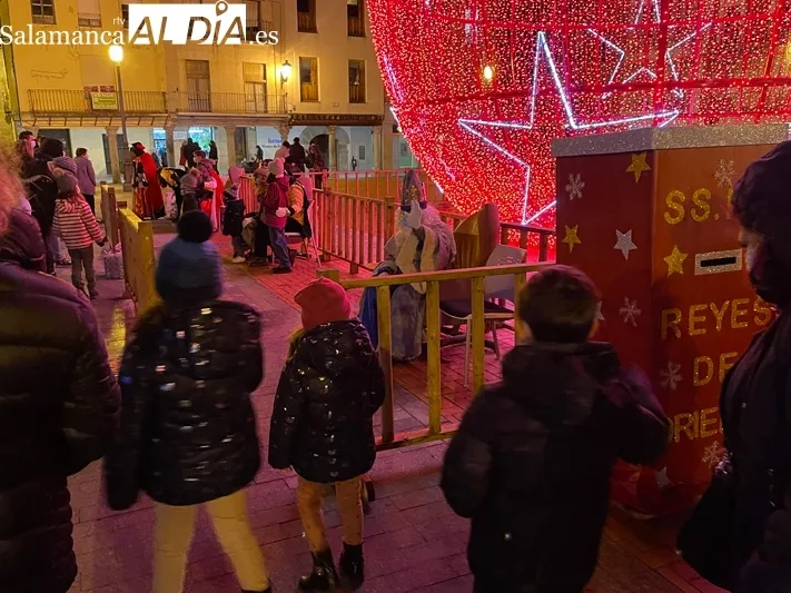 Los Reyes Magos protagonizaban la tradicional recepción real en la Plaza de la Constitución 