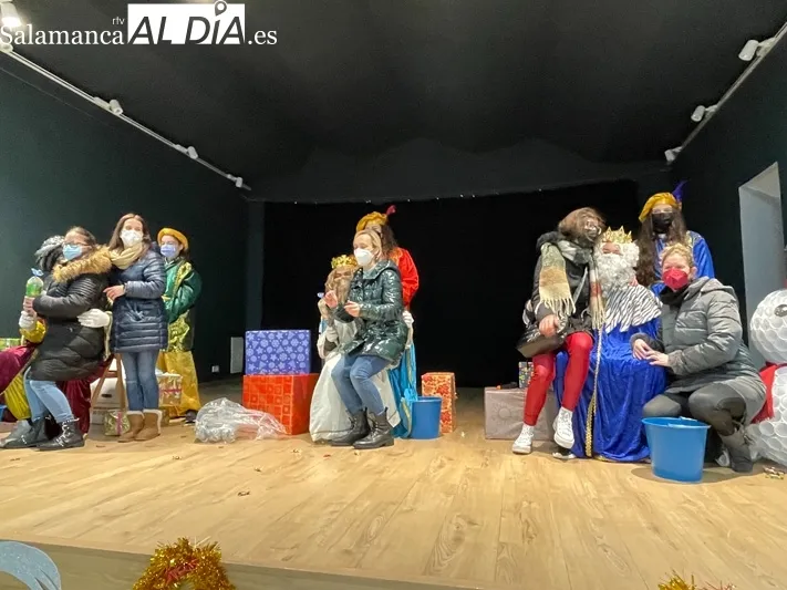 Los Reyes Magos han recorrido las calles de Babilafuente desafiando a la lluvia