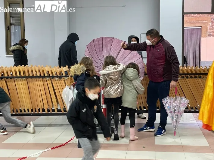 Los Reyes Magos han recorrido las calles de Babilafuente desafiando a la lluvia