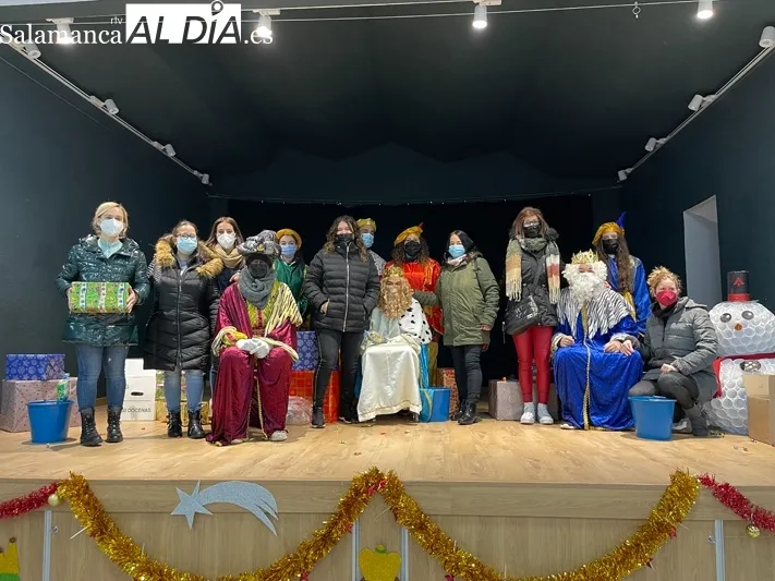 Los Reyes Magos han recorrido las calles de Babilafuente desafiando a la lluvia