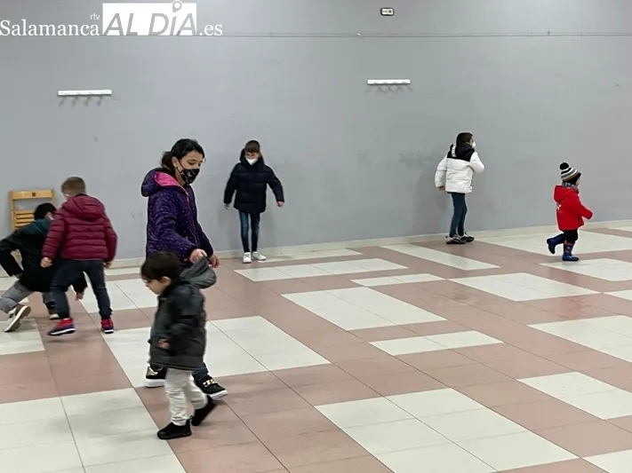 Los Reyes Magos han recorrido las calles de Babilafuente desafiando a la lluvia