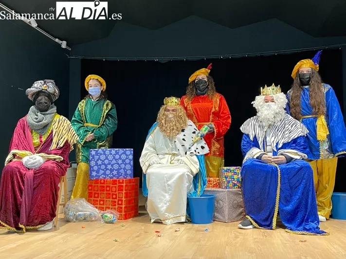 Los Reyes Magos han recorrido las calles de Babilafuente desafiando a la lluvia