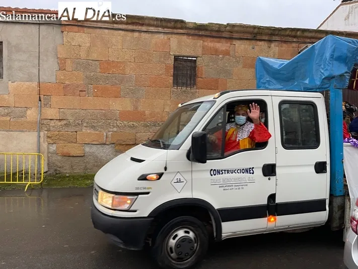 Los Reyes Magos han recorrido las calles de Babilafuente desafiando a la lluvia