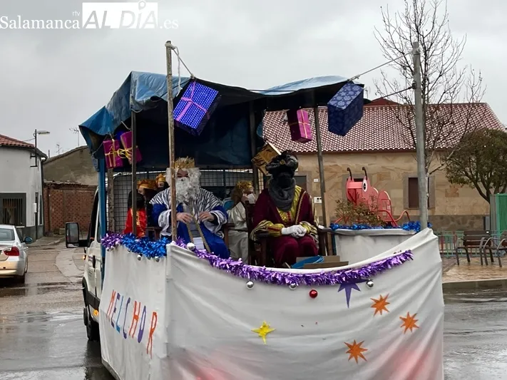 Los Reyes Magos han recorrido las calles de Babilafuente desafiando a la lluvia