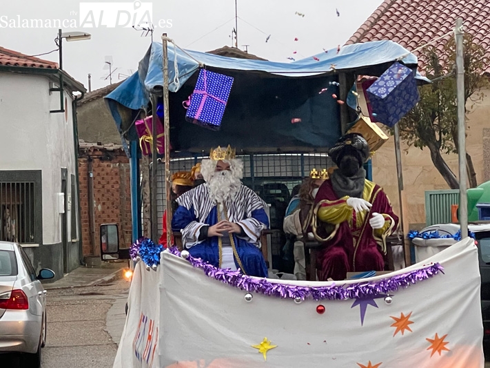 Los Reyes Magos han recorrido las calles de Babilafuente desafiando a la lluvia