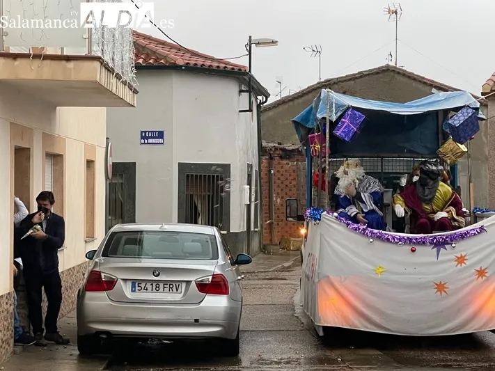 Los Reyes Magos han recorrido las calles de Babilafuente desafiando a la lluvia