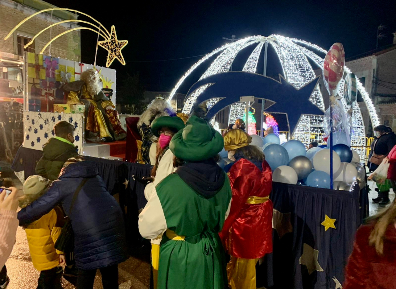 Alegr&iacute;a tras la lluvia para recibir a los Reyes Magos en una animada Cabalgata en Villoria