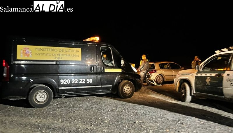 Furgón del Instituto de Medicina Lega de Ávila en el que se trasladó el cadáver. Foto de Raúl Blázquez