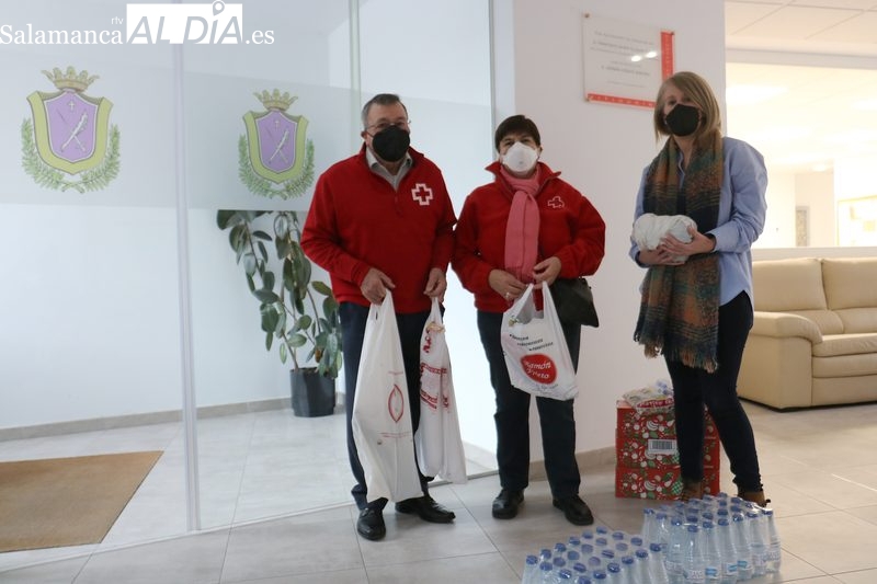 La concejala, María José Vicente, hacía entrega de los productos a los voluntarios de Cruz Roja / CORRAL