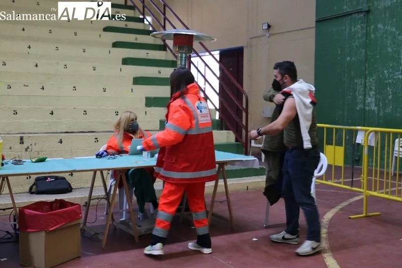 Vacunación de tercera dosis en Vitigudino para nacidos entre 1983 y 1992 / CORRAL  