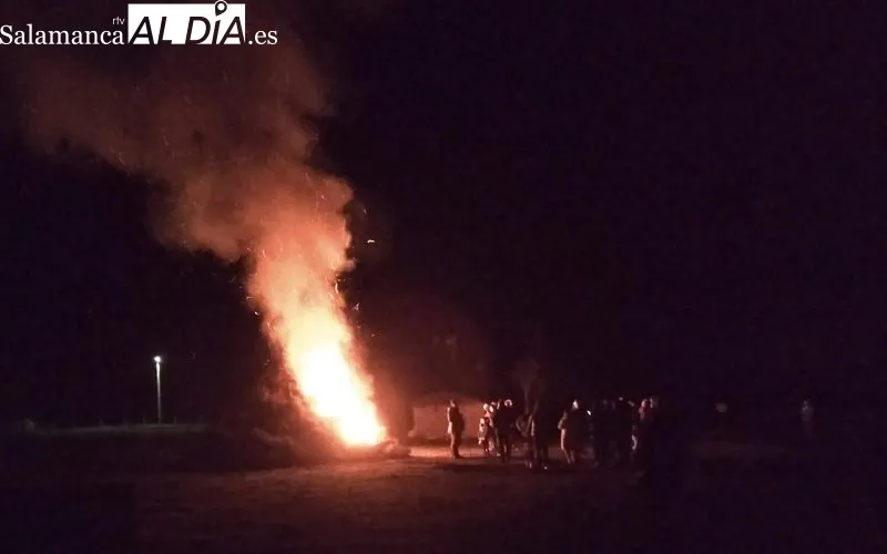 Quema de bolagas en Trabanca para celebrar la llegada del nuevo año / VÍCTOR PACHO