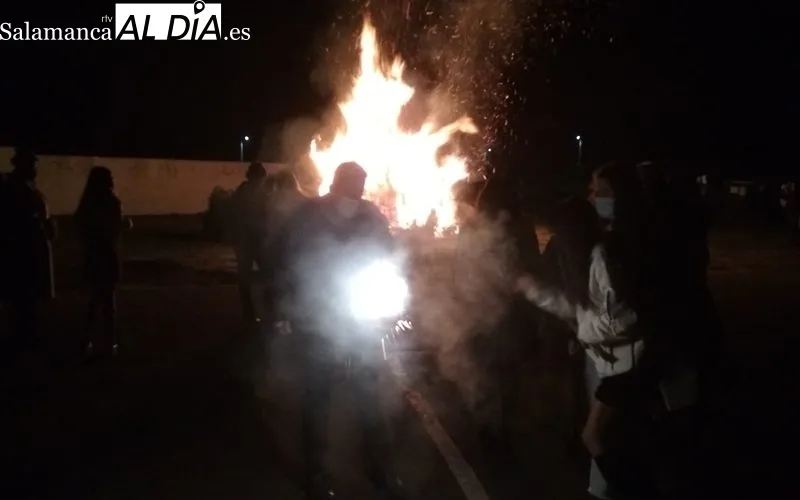 Quema de bolagas en Trabanca para celebrar la llegada del nuevo año / VÍCTOR PACHO