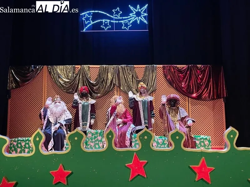 Foto 4 - El detalle de los Reyes Magos en Alba: Se dejan ver por las calles con ni&ntilde;os confinados