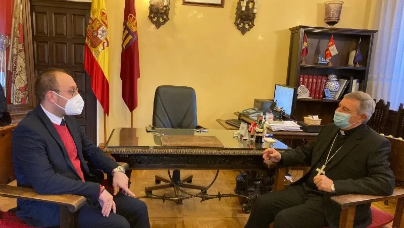 Foto 2 - Marcos Iglesias recibe en su despacho de la Alcald&iacute;a al nuevo Obispo