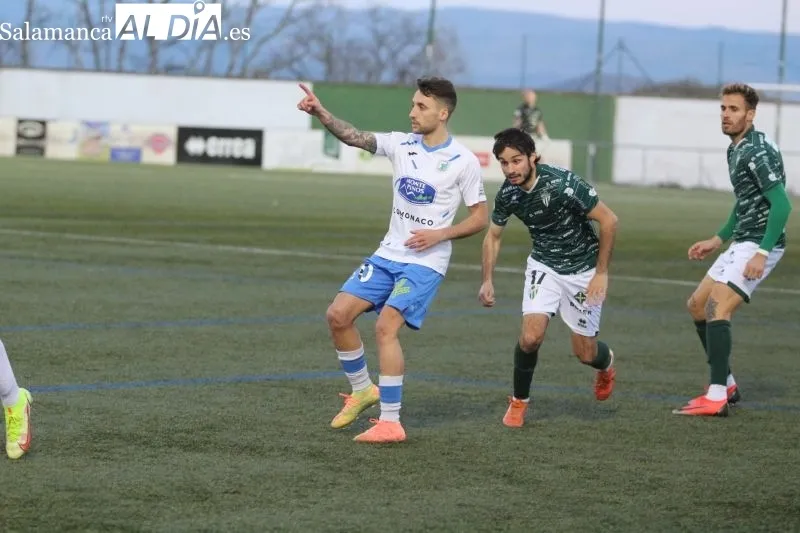 Foto 18 - El Guijuelo disfruta del Municipal a costa del Almaz&aacute;n (3-0)