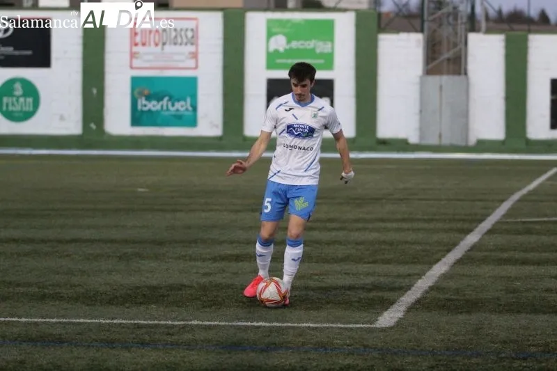 Foto 17 - El Guijuelo disfruta del Municipal a costa del Almaz&aacute;n (3-0)