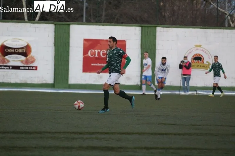 Foto 16 - El Guijuelo disfruta del Municipal a costa del Almaz&aacute;n (3-0)