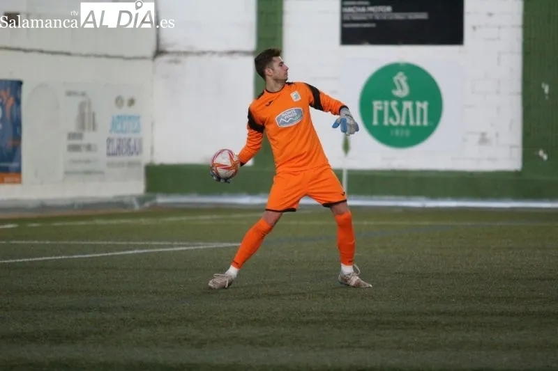 Foto 15 - El Guijuelo disfruta del Municipal a costa del Almaz&aacute;n (3-0)