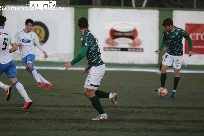 Foto 14 - El Guijuelo disfruta del Municipal a costa del Almaz&aacute;n (3-0)