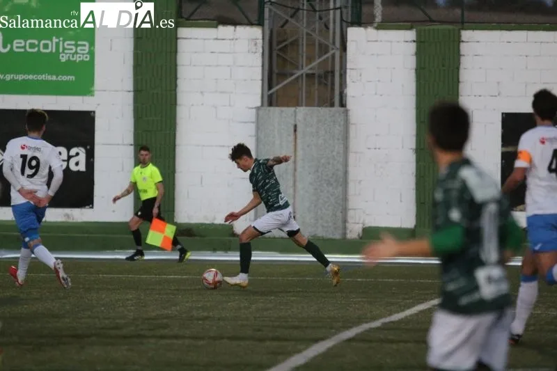 Foto 13 - El Guijuelo disfruta del Municipal a costa del Almaz&aacute;n (3-0)