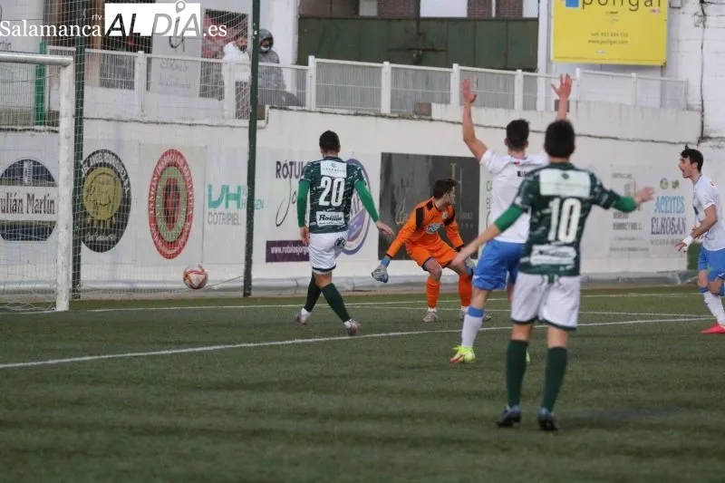 Foto 12 - El Guijuelo disfruta del Municipal a costa del Almaz&aacute;n (3-0)