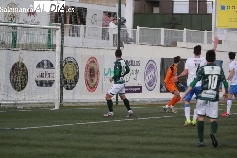 Foto 11 - El Guijuelo disfruta del Municipal a costa del Almaz&aacute;n (3-0)