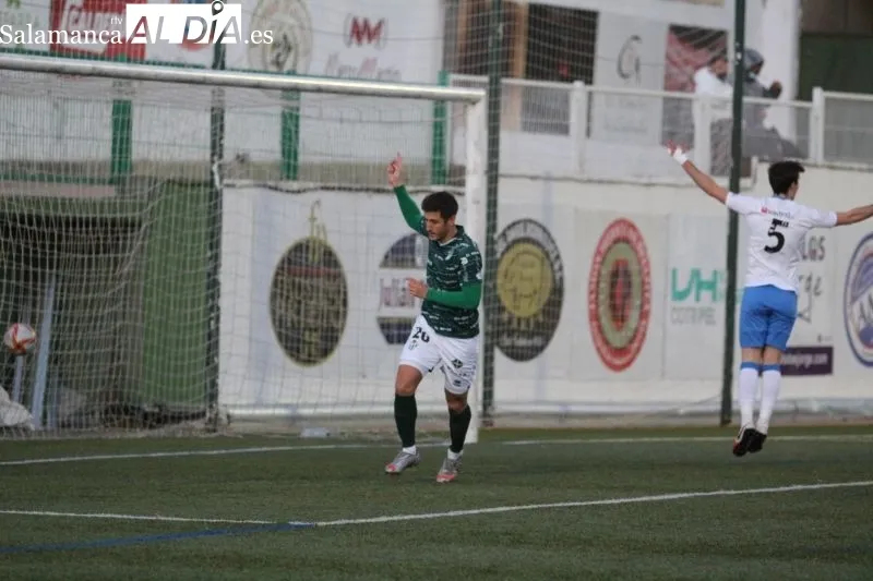 Foto 10 - El Guijuelo disfruta del Municipal a costa del Almaz&aacute;n (3-0)