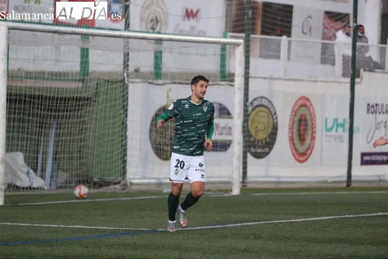 Foto 9 - El Guijuelo disfruta del Municipal a costa del Almaz&aacute;n (3-0)