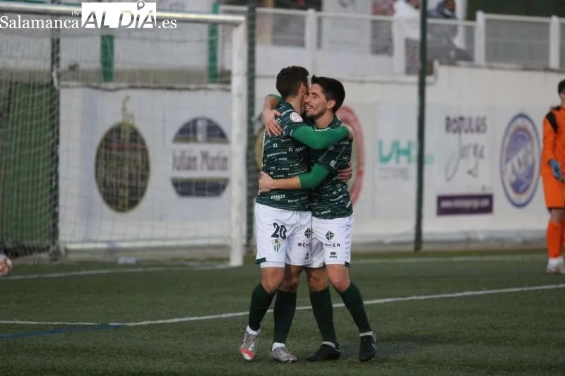 Foto 8 - El Guijuelo disfruta del Municipal a costa del Almaz&aacute;n (3-0)