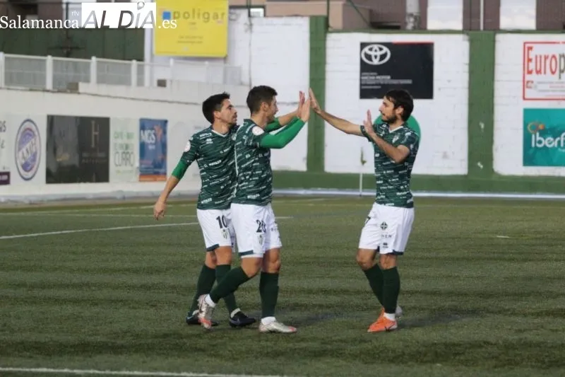 Foto 7 - El Guijuelo disfruta del Municipal a costa del Almaz&aacute;n (3-0)