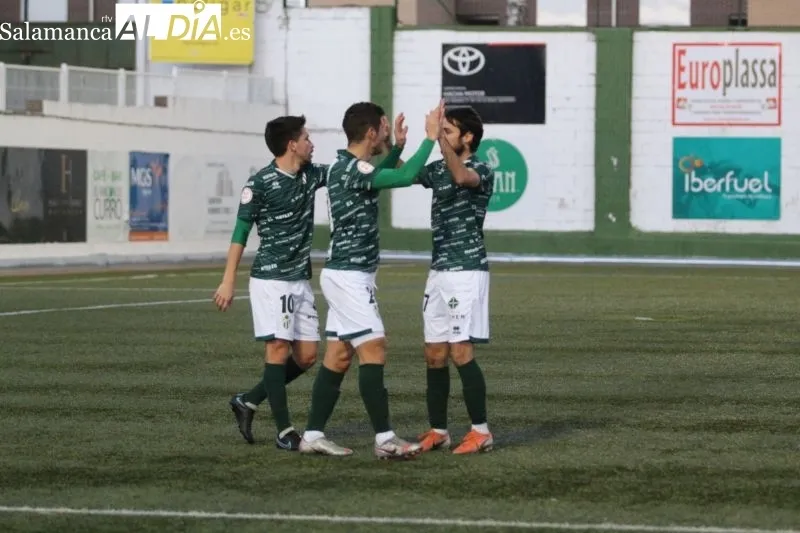 Foto 6 - El Guijuelo disfruta del Municipal a costa del Almaz&aacute;n (3-0)