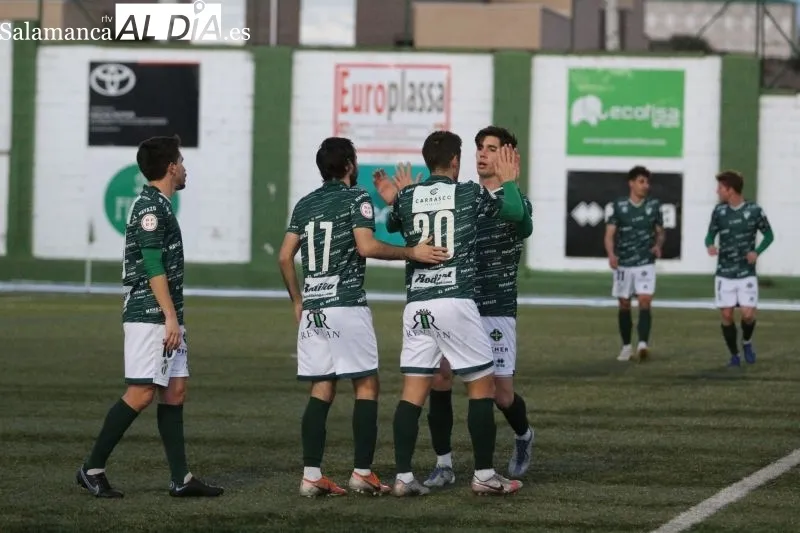 Foto 5 - El Guijuelo disfruta del Municipal a costa del Almaz&aacute;n (3-0)