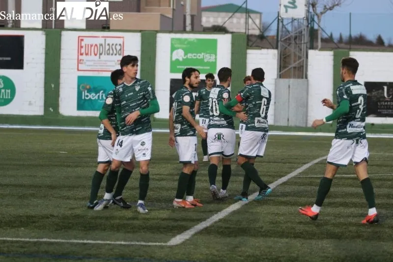 Foto 4 - El Guijuelo disfruta del Municipal a costa del Almaz&aacute;n (3-0)