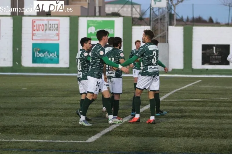 Foto 3 - El Guijuelo disfruta del Municipal a costa del Almaz&aacute;n (3-0)