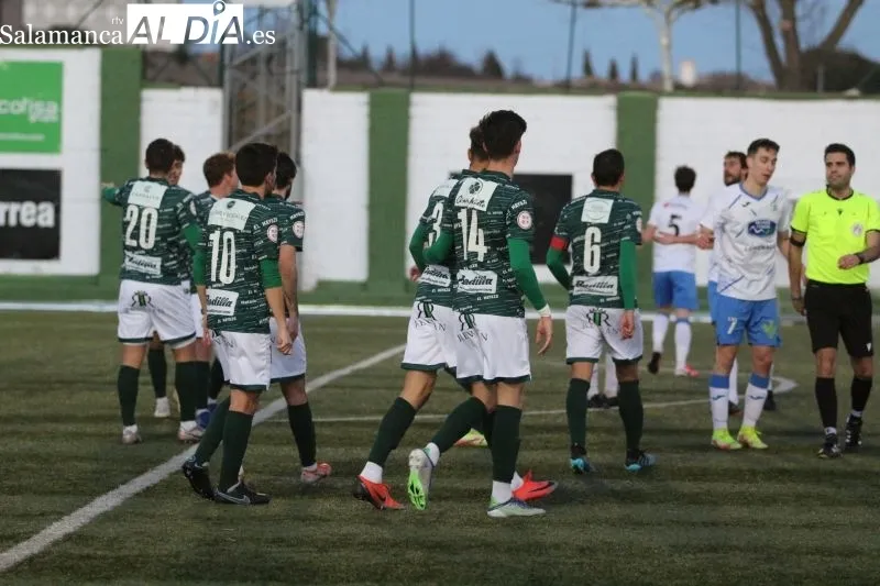 Foto 2 - El Guijuelo disfruta del Municipal a costa del Almaz&aacute;n (3-0)