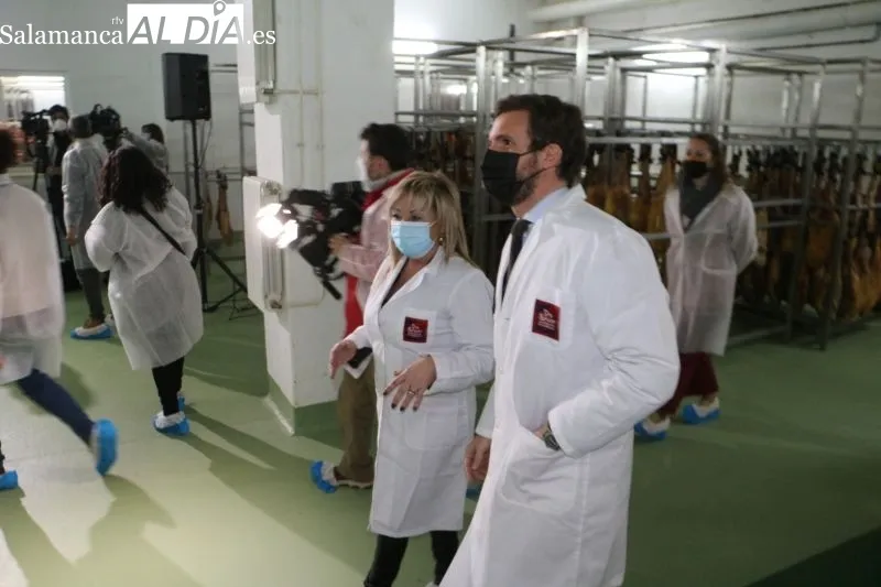 Visita de Pablo Casado, líder del Partido Popular, a una fábrica de jamones y embutidos en Guijuelo - Kiko Robles