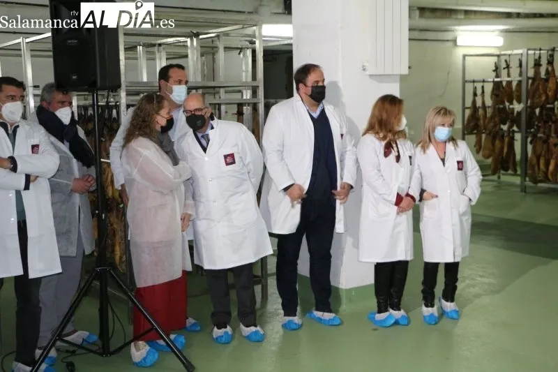 Visita de Pablo Casado, líder del Partido Popular, a una fábrica de jamones y embutidos en Guijuelo - Kiko Robles