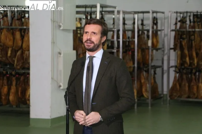 Visita de Pablo Casado, líder del Partido Popular, a una fábrica de jamones y embutidos en Guijuelo - Kiko Robles