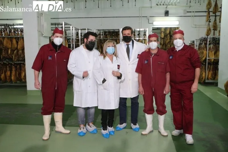 Visita de Pablo Casado, líder del Partido Popular, a una fábrica de jamones y embutidos en Guijuelo - Kiko Robles