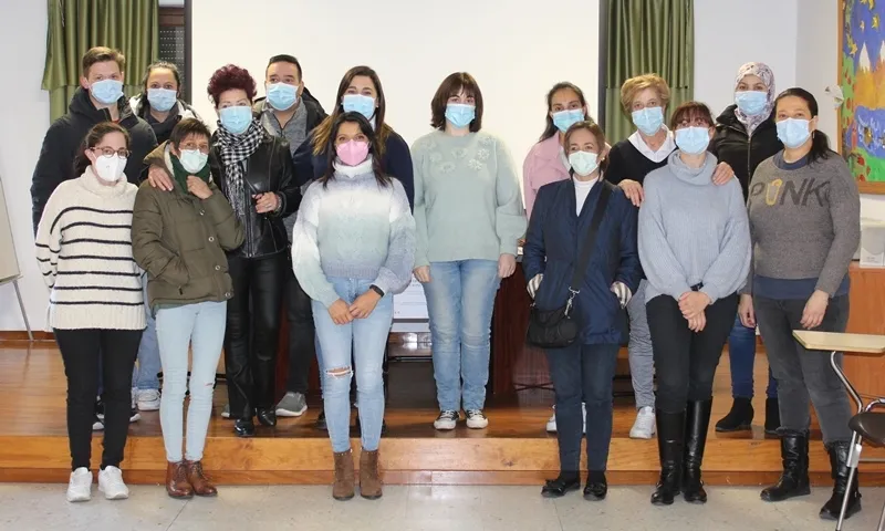 Foto 2 - Veinte alumnos arrancan las nuevas acciones de desbroce y atenci&oacute;n sociosanitaria de C&aacute;ritas