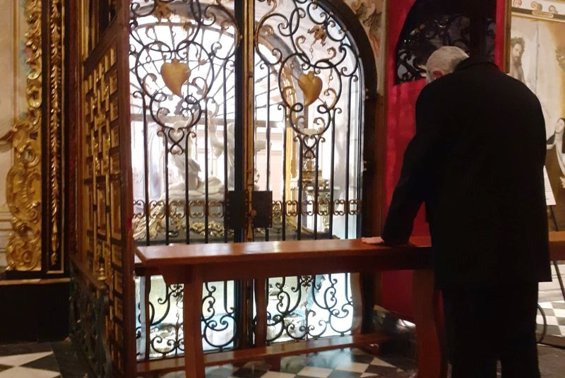 D. José Luis rezó ante el sepulcro de Santa Teresa de Jesús, en el camerín alto de la iglesia del Monasterio de La Anunciación, y firmó en su libro de visitas.