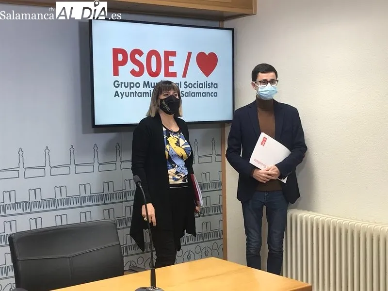 María García y José Luis Mateos, concejales del PSOE en el Ayuntamiento de Salamanca. Foto de Guillermo García