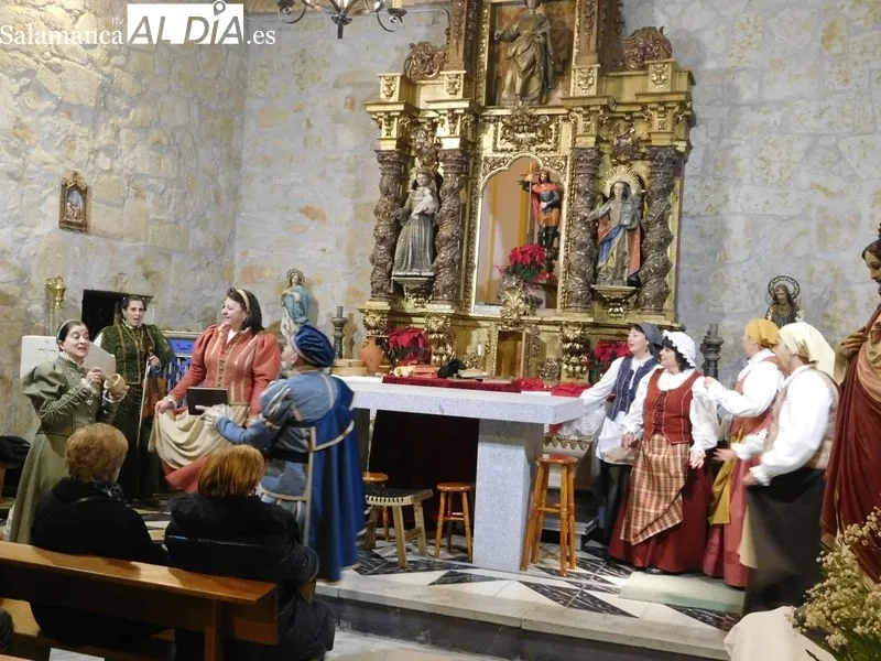 Una de las escenas del montaje teatral 'Buscando a Nebrija', en la Iglesia de Moterrubio de Armuña