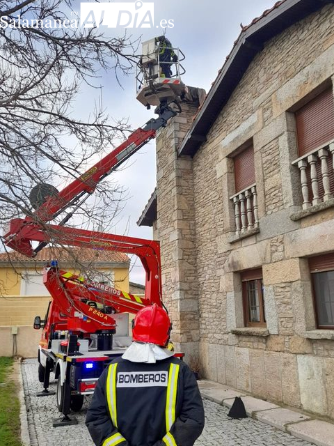Foto 3 - Bomberos de Vitigudino y Ciudad Rodrigo sofocan el incendio de una chimenea en La Fuente de Esteban