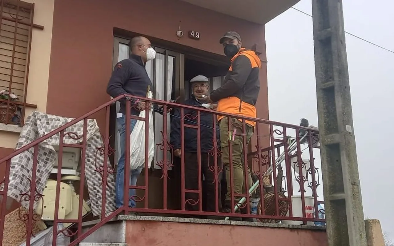 El Ayuntamiento  entregó a csada casa un jamón y vino, y una mascarilla y gel hidroalcohólico a cada vecino
