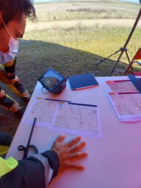 Foto 2 - Dos bomberos mirobrigenses participan con un dron en la b&uacute;squeda del joven de Paradinas desaparecido